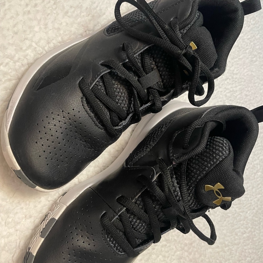 Boys size 5 Under Armor high top sneakers.